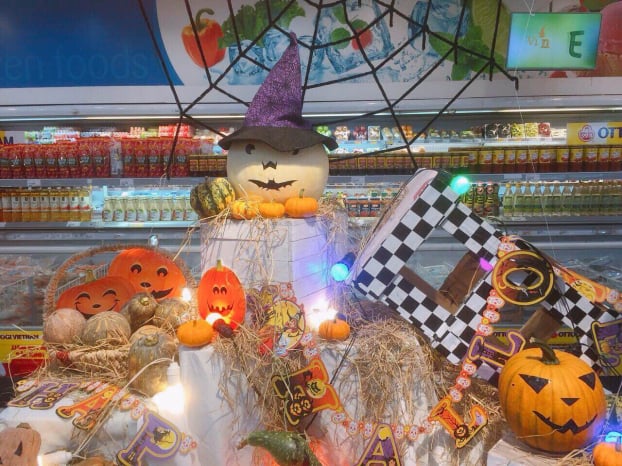   Tiểu cảnh Halloween trong không gian siêu thị tạo nên trải nghiệm mua sắm thú vị với khách hàng tới VinMart và VinMart+.  