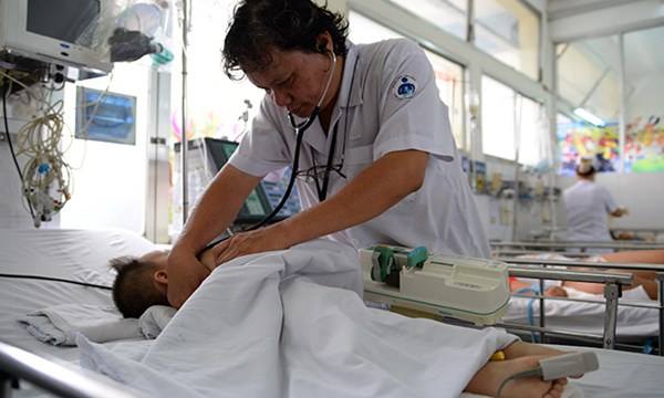   Bác sĩ Hữu Khanh đang thăm khám cho 1 bệnh nhi  