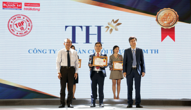   Đại diện tập đoàn TH nhận giải thưởng Tin và Dùng chiều 29.11  