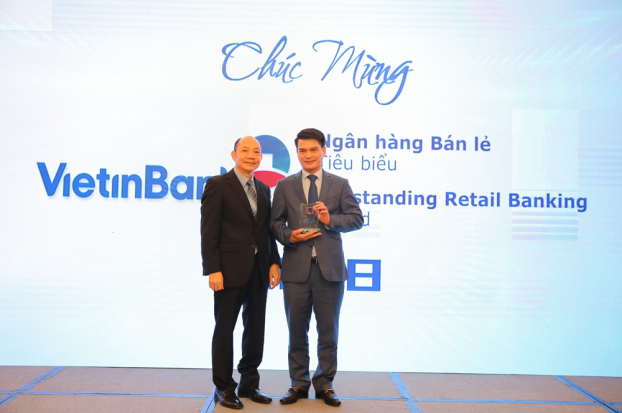   Đại diện của ngân hàng VietinBank nhận giải thưởng bán lẻ năm 2018  