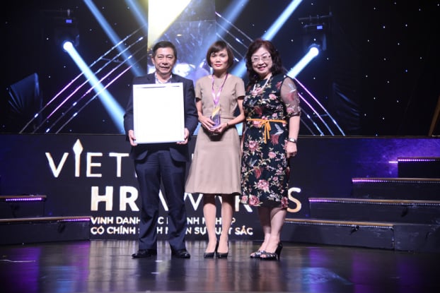   Phó Tổng Giám đốc Nguyễn Hoàng Dũng (bên trái) đại diện VietinBank nhận giải thưởng Vietnam HR Awards 2018  