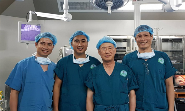  GS Makuuchi (thứ 2 từ phải qua) cùng với các bác sĩ Việt Nam  