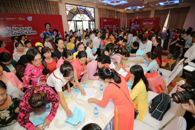   Chị em phụ nữ từ khắp 24 quận huyện của TP.HCM kéo đến xếp hàng đăng ký tham dự hội thảo từ rất sớm.  