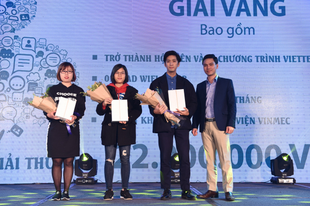   Ông Nguyễn Trọng Tính, Giám đốc Viettel Hà Nội trao giải cho các Khách hàng đạt giải Vàng trị giá 20 triệu đồng/ giải  