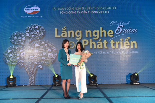   Bà Cao Thị Thu Huyền, Phó Tổng Giám đốc Tổng Công ty Viễn thông Viettel trao giải Kim Cương trị giá 60 triệu đồng cho khách hàng Nguyễn Thị Huyền Trang  