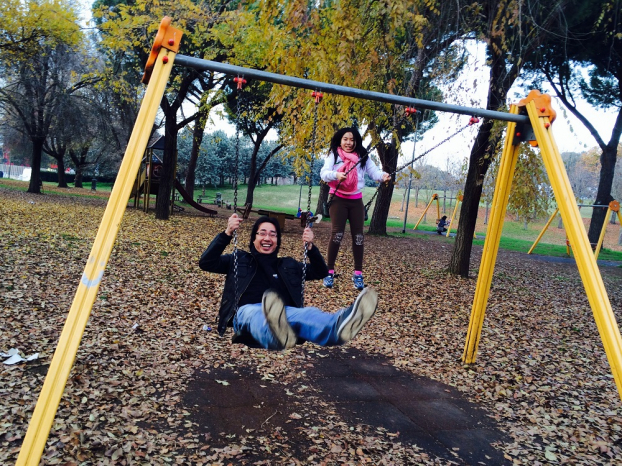   Tác giả - Nhà báo Trương Anh Ngọc và con gái thư giãn tại công viên Tor Tre Teste nằm ngay sau nhà ở phía Đông Roma – Italia (Xích đu dành cho cả người lớn và trẻ em)  