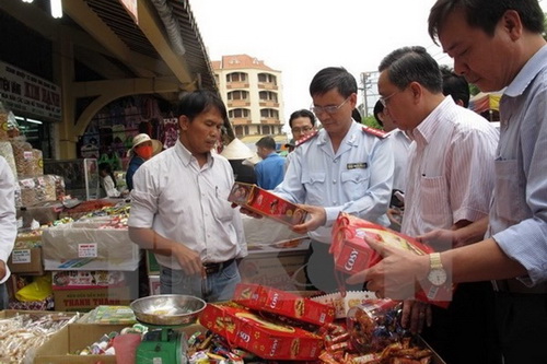   Phó chánh Thanh tra Bộ Y tế Nguyễn Văn Nhiên (thứ 2 từ trái qua) trong một buổi kiểm tra thị trường  