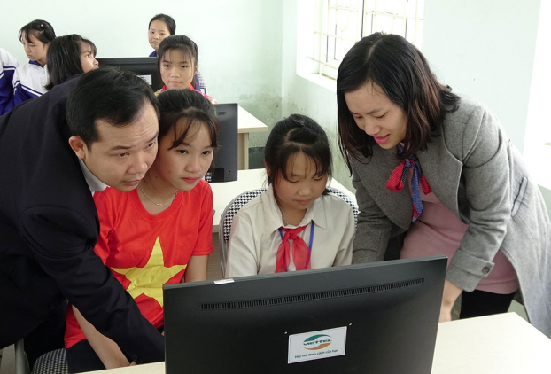  Thầy và trò trường THCS Bán trú Tam Chung (Mường Lát, Thanh Hóa) hào hứng trải nghiệm phòng máy mới  