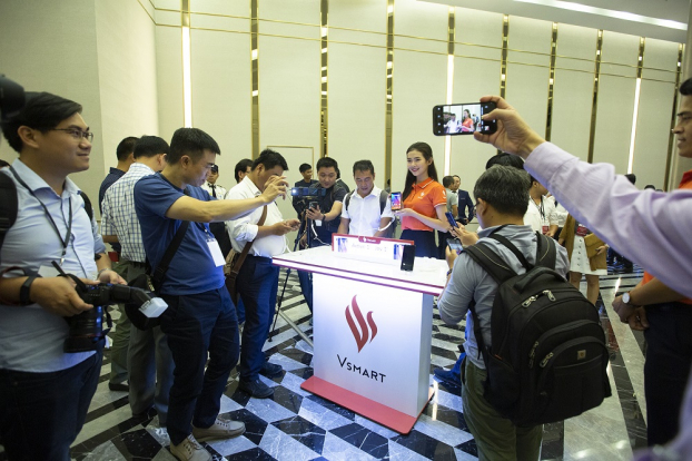   Sản phẩm Vsmart vừa ra mắt thị trường đã thu hút sự quan tâm của truyền thông và người tiêu dùng Việt  