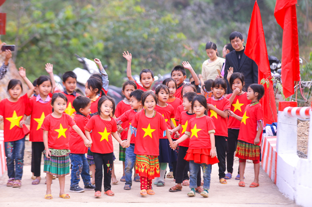 Khánh thành cây cầu nối những bờ vui cho trẻ em thôn Khuổi Luồn, Hà Giang 4