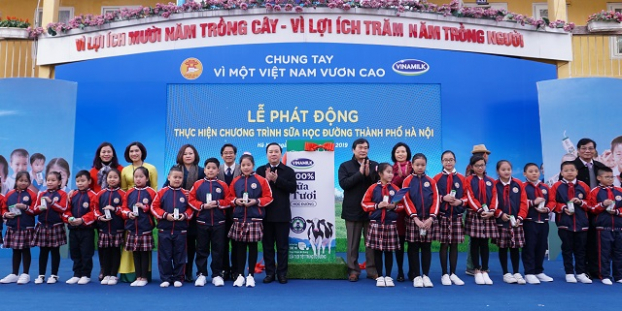   Đại diện Sở GD&ĐT Hà Nội, Cty Vinamilk và các thầy cô trao những hộp sữa đầu tiên của Chương trình Sữa học đường TP Hà Nội cho học sinh trường tiểu học Kim Đồng  