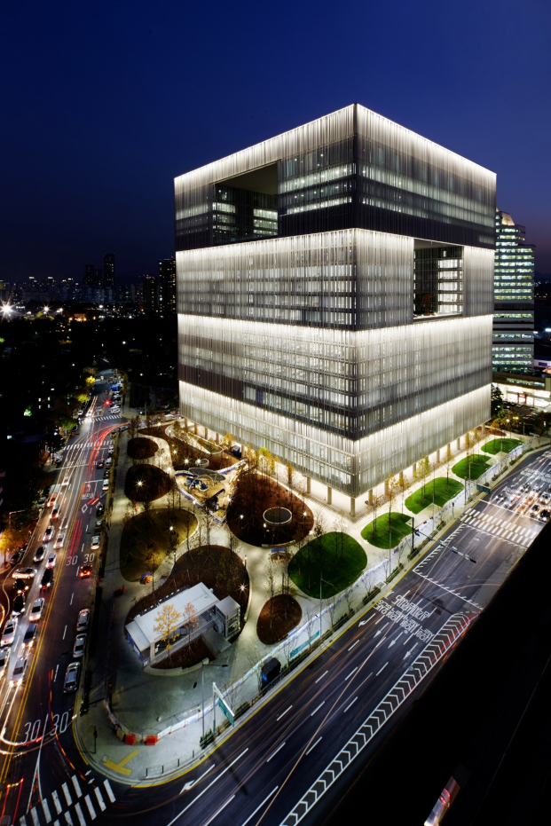   Trụ sở hiện đại của Amorepacific – đế chế mỹ phẩm Hàn Quốc đặt tại Seoul.  