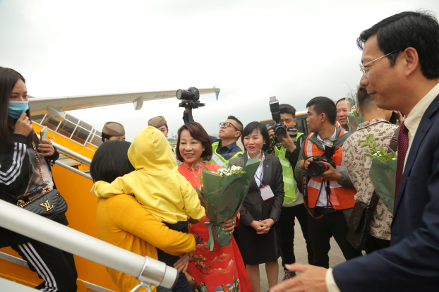   Lãnh đạo tỉnh Quảng Ninh chào đón hàng khách đầu tiên đến sân bay  
