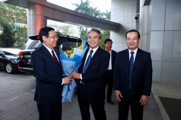   Phó Thủ tướng Vương Đình Huệ (bên trái) đến thăm và làm việc với Tập đoàn VNPT nhân dịp đầu xuân 2019  