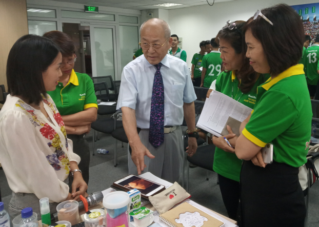   Bác sĩ CKI Trần Thị Minh Nguyệt cùng các bác sĩ của NutiFood trao đổi thêm với bác sĩ Ryoichi tại buổi tập huấn  