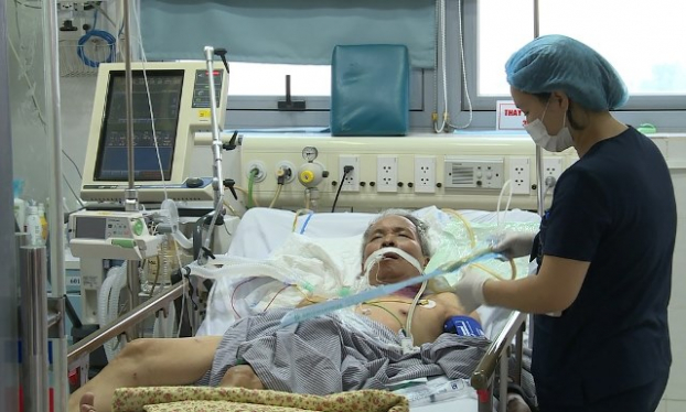   Bệnh nhân 48 tuổi này nhập viện Bạch Mai trong tình trạng suy hô hấp, được chẩn đoán viêm phổi cấp và suy đa phủ tạng do nhiễm cúm AH1N1 trên nền bệnh mạn tính.  