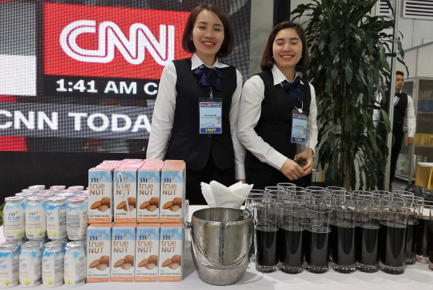   Sữa chua uống TH true YOGURT (có bổ sung men sống có lợi cho hệ tiêu hóa) được đưa vào phục vụ phóng viên tại Trung tâm báo chí quốc tế  