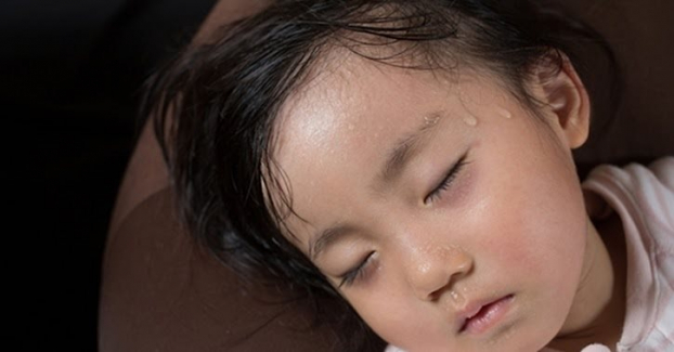 Trẻ ra mồ hôi trộm lúc ngủ: Khi nào là do bệnh? 0
