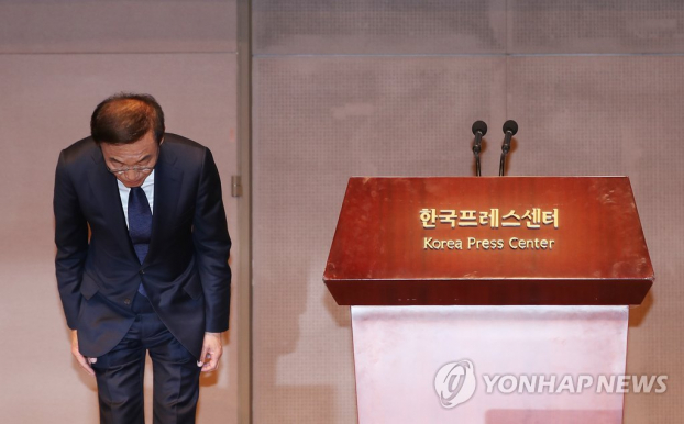  Chính đồng chủ tịch Samsung Kim Ki-nam cúi đầu xin lỗi trong buổi họp báo sáng 23/11 (Nguồn: Yonhap News)  