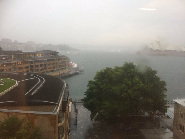    Những đám mây đen kèm theo mưa xuất hiện ở cảng Sydney  