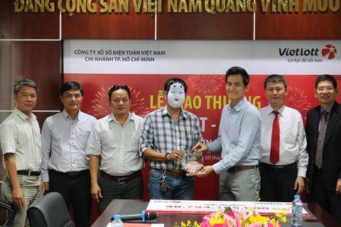 Công ty Xổ số điện toán Việt Nam (Vietlott) trao thưởng cho khách hàng may mắn (Ảnh minh họa)