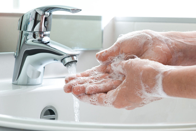     Rửa sạch tay bằng xà phòng, nhất là thời điểm trước khi chế biến thức ăn cho trẻ và sau khi đi vệ sinh  
