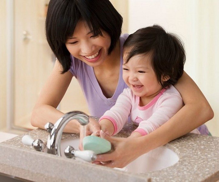   Rửa tay thường xuyên bằng xà phòng dưới vòi nước chảy nhiều lần trong ngày để phòng chống dịch tay chân miệng   