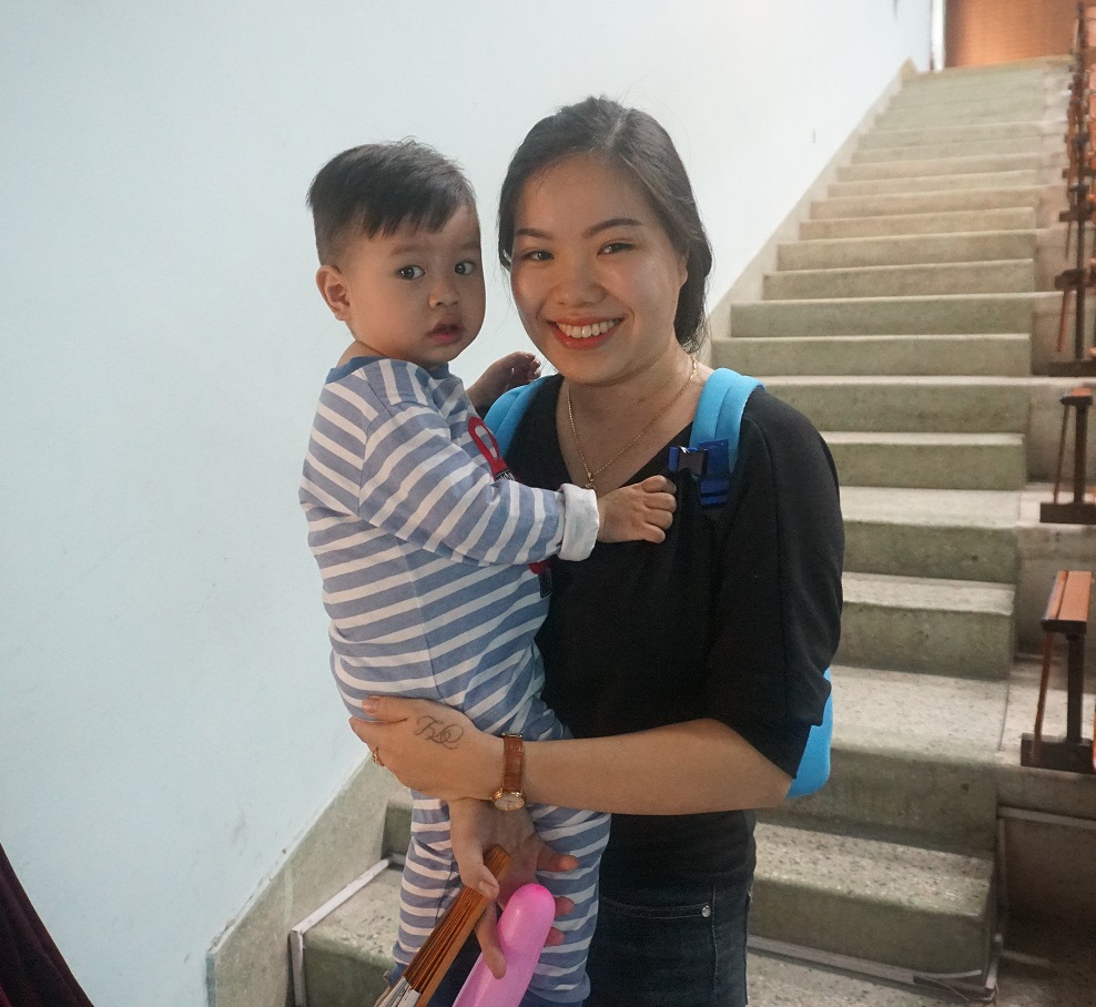 Chị Phương Trang vui mừng khi thấy sức khỏe của con ngày càng ổn định sau phẫu thuật