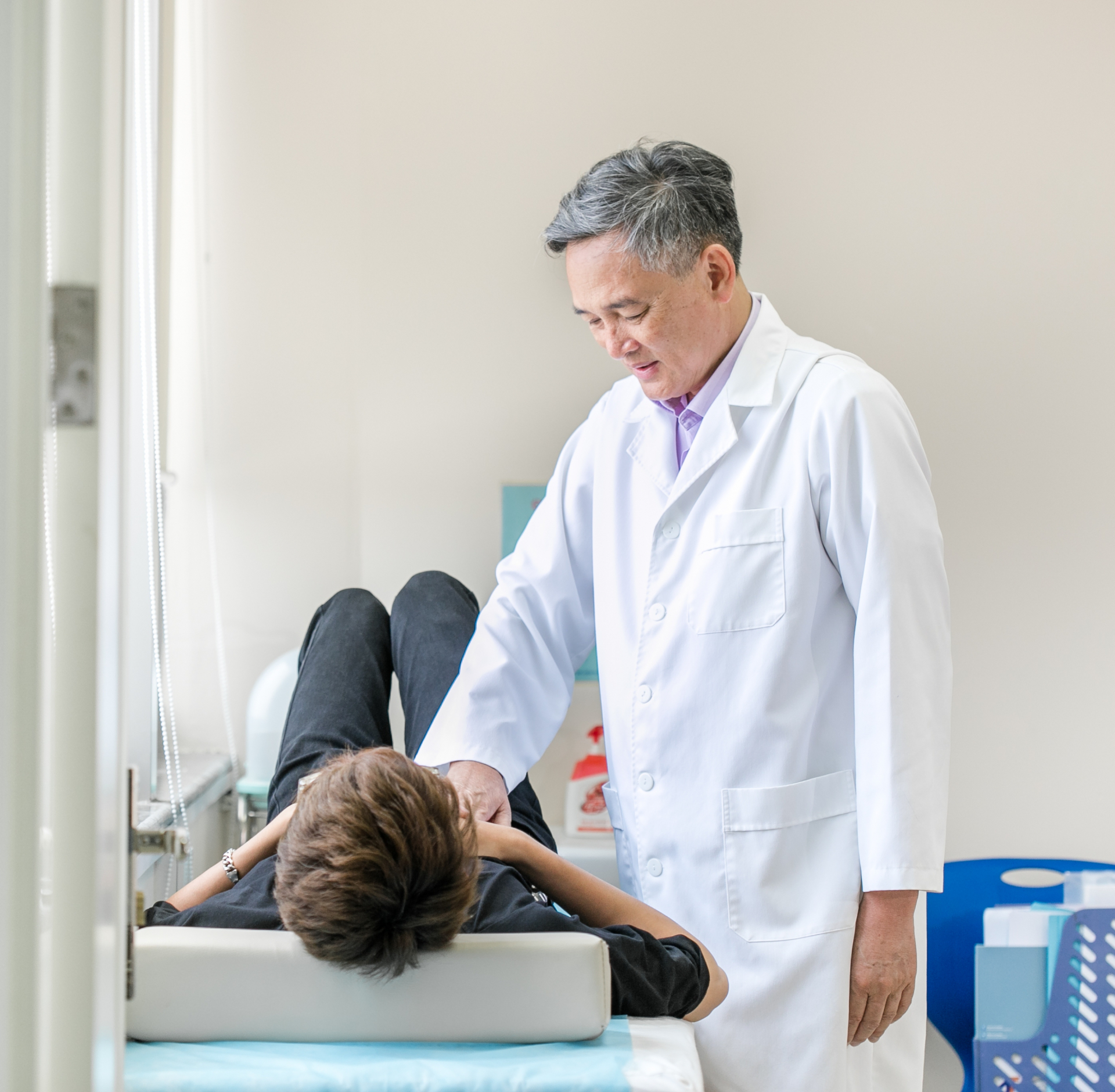 GS.TS Đào Văn Long thăm khám cho bệnh nhân bị polyp đại tràng