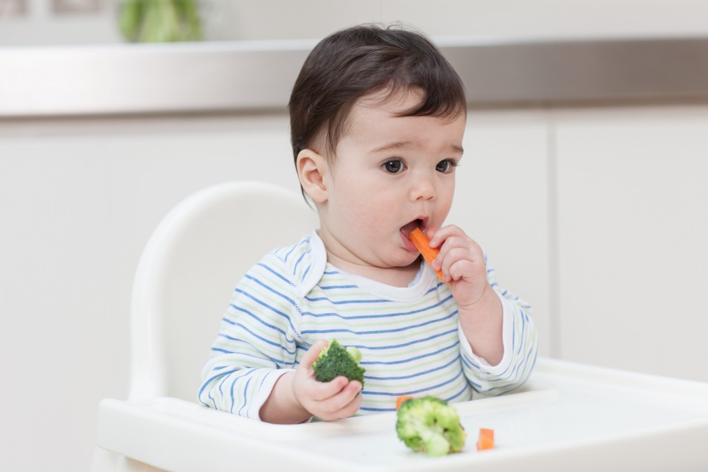 Cần cho trẻ ăn nhiều rau xanh, thực phẩm nhuận tràng như khoai lang, chuối..., hạn chế thực phẩm dễ gây táo bón như cà rốt, hồng xiêm...