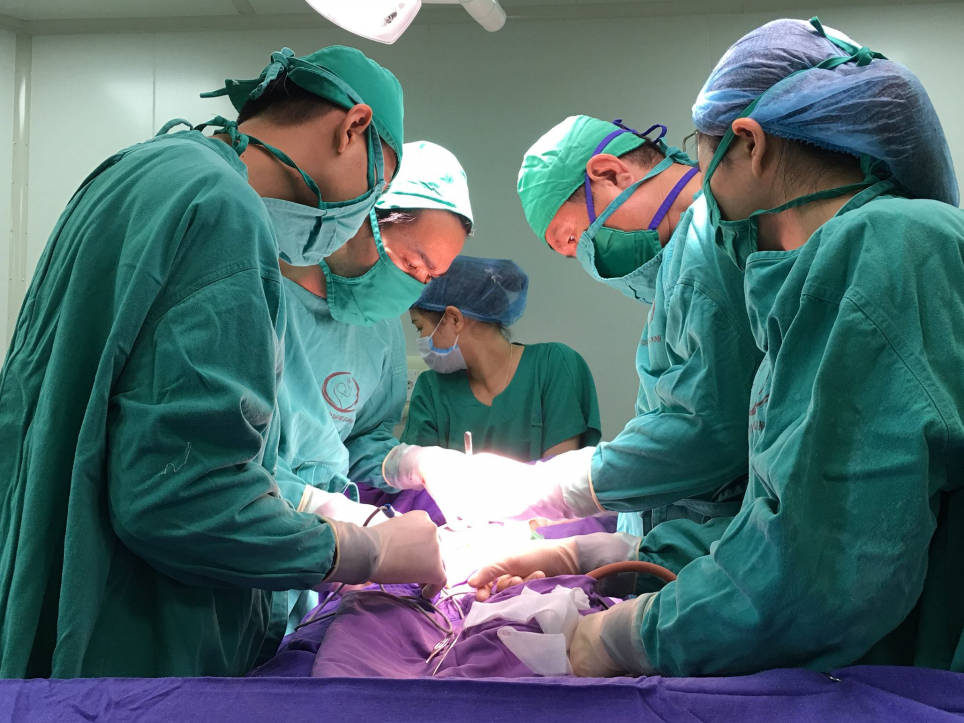 Các bác sĩ tiến hành phẫu thuật điều trị cho bệnh nhi 5 ngày tuổi bị túi thừa bàng quang bẩm sinh