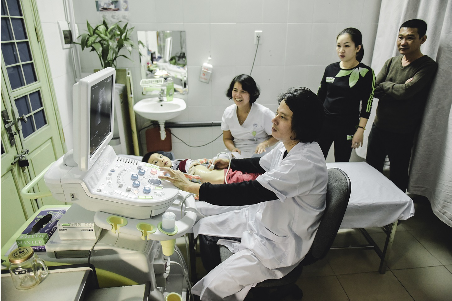 Bác sĩ Trần Văn Phúc, Khoa Chẩn đoán hình ảnh, Bệnh viện Đa khoa Xanh Pôn siêu âm cho bệnh nhân