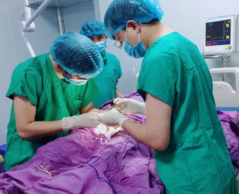 Các bác sĩ tiến hành phẫu thuật trích tinh trùng từ tinh hoàn – TESE cho bệnh nhân Nguyễn Hoàng P.