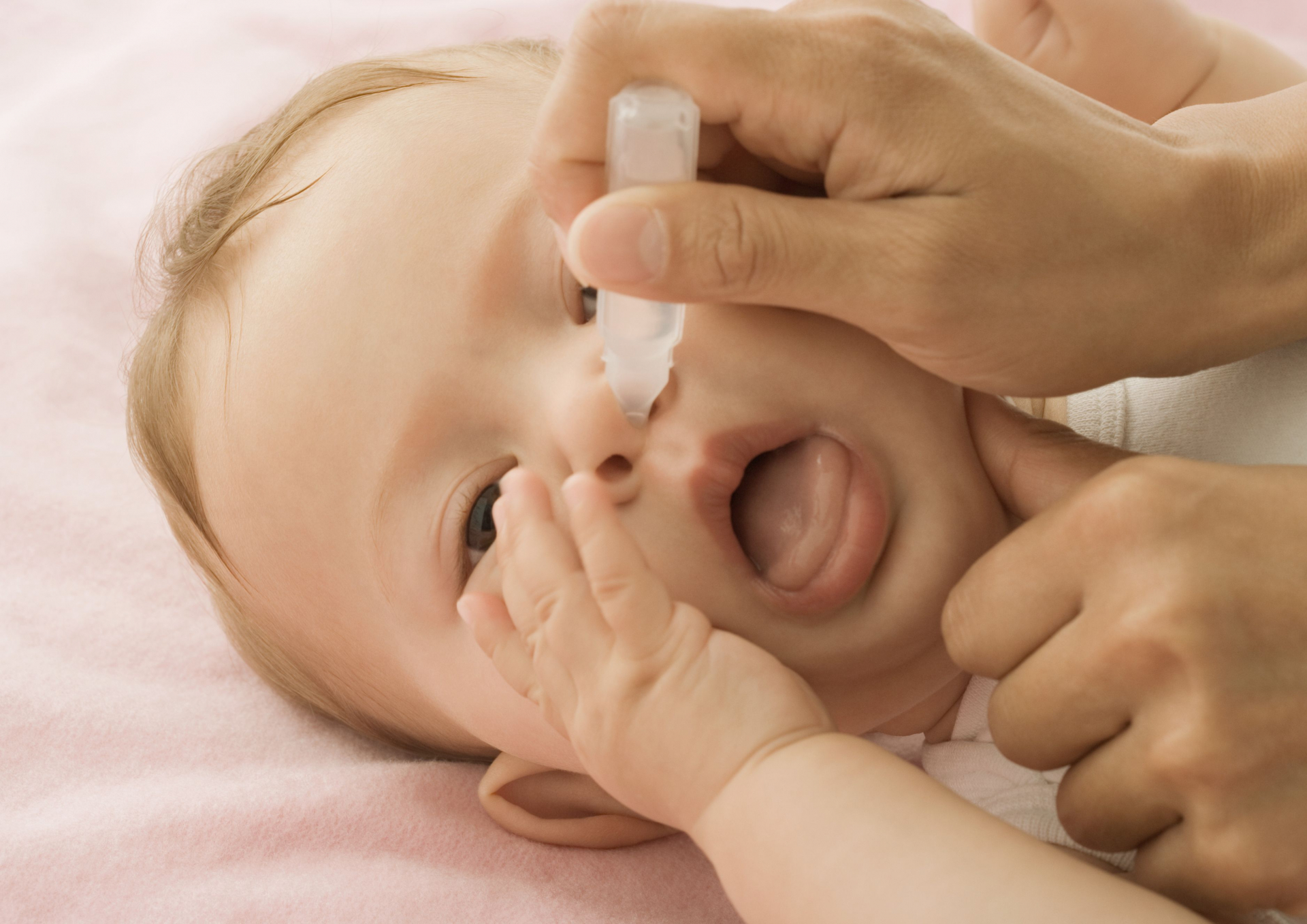 Thường xuyên vệ sinh mũi họng cho trẻ bằng nước muối sinh lý để phòng bệnh viêm tiểu phế quản
