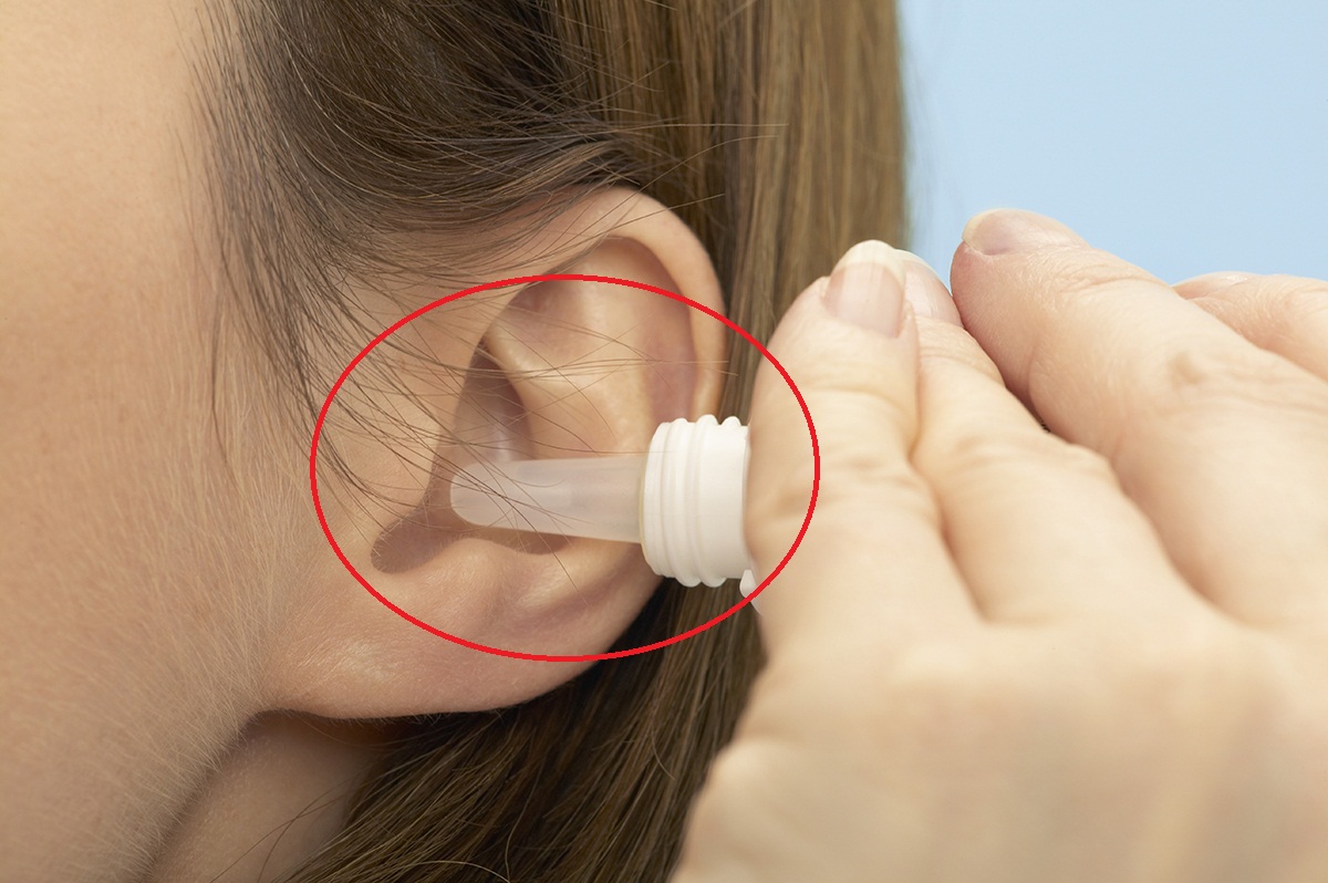Sử dụng thuốc nhỏ tai không đúng cách sẽ làm tai bị tổn thương và dẫn đến không nghe được