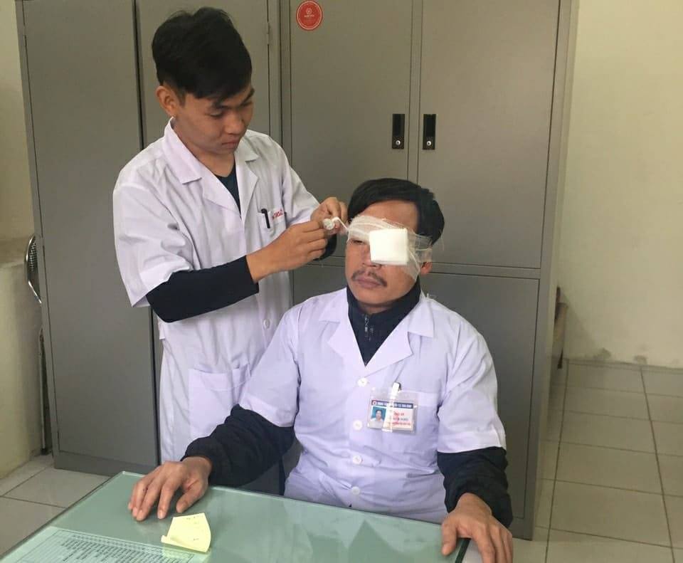 Bác sĩ Đỗ Chính Nghĩa (Trung tâm cấp cứu 115) bị người nhà bệnh nhân đánh liên tiếp vào mắt, mũi đầu dẫn đến gẫy xương sống mũi, mắt trái bị ảnh hưởng nặng