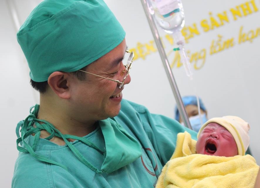 Bé Nguyễn Ngọc Anh là bé đầu tiên chào đời bằng thụ tinh trong ống nghiệm tại Bệnh viện Sản Nhi Quảng Ninh