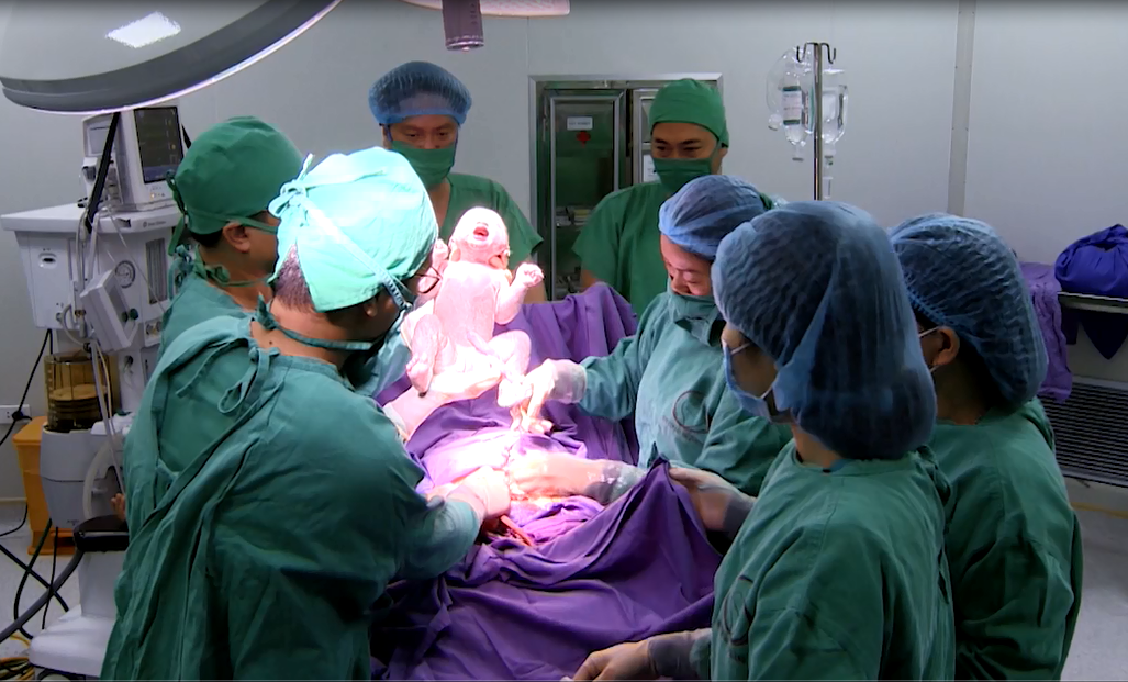 Các bác sĩ tiến hành mổ đẻ cho sản phụ Nguyễn Thị Hưng, chào đón bé Nguyễn Ngọc Anh ra đời