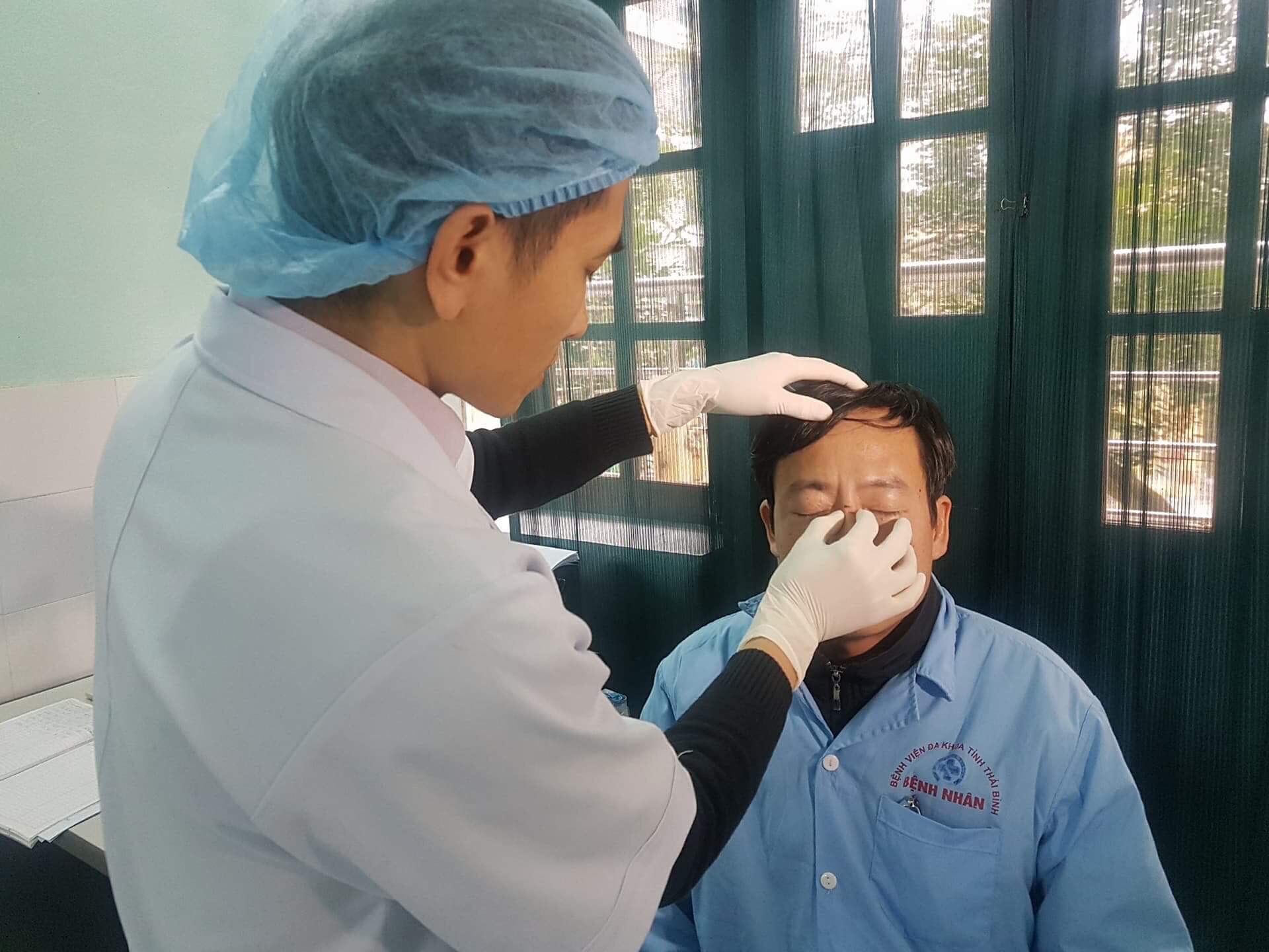 Bác sĩ Đỗ Chính Nghĩa được bác sĩ Khoa Tai Mũi Họng Bệnh viện Đa khoa tỉnh chăm sóc vết thương trên mũi