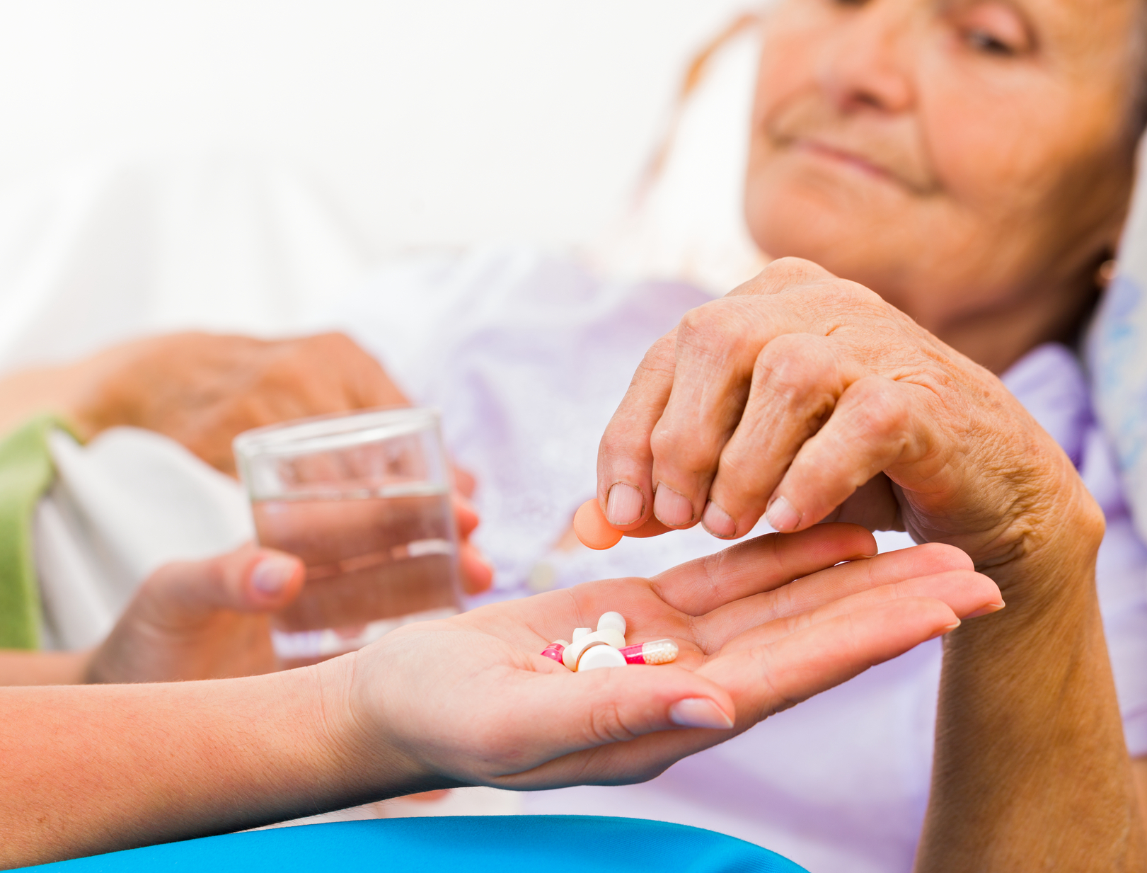 Người già thường xuyên phải sử dụng rất nhiều loại thuốc phối hợp nên khi bị ho việc điều trị rất khó khăn
