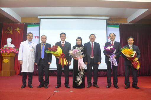 Bộ trưởng Nguyễn Thị Kim Tiến chúc mừng GS.TS Ngô Quý Châu và tập thể Ban lãnh đạo Bệnh viện Bạch Mai