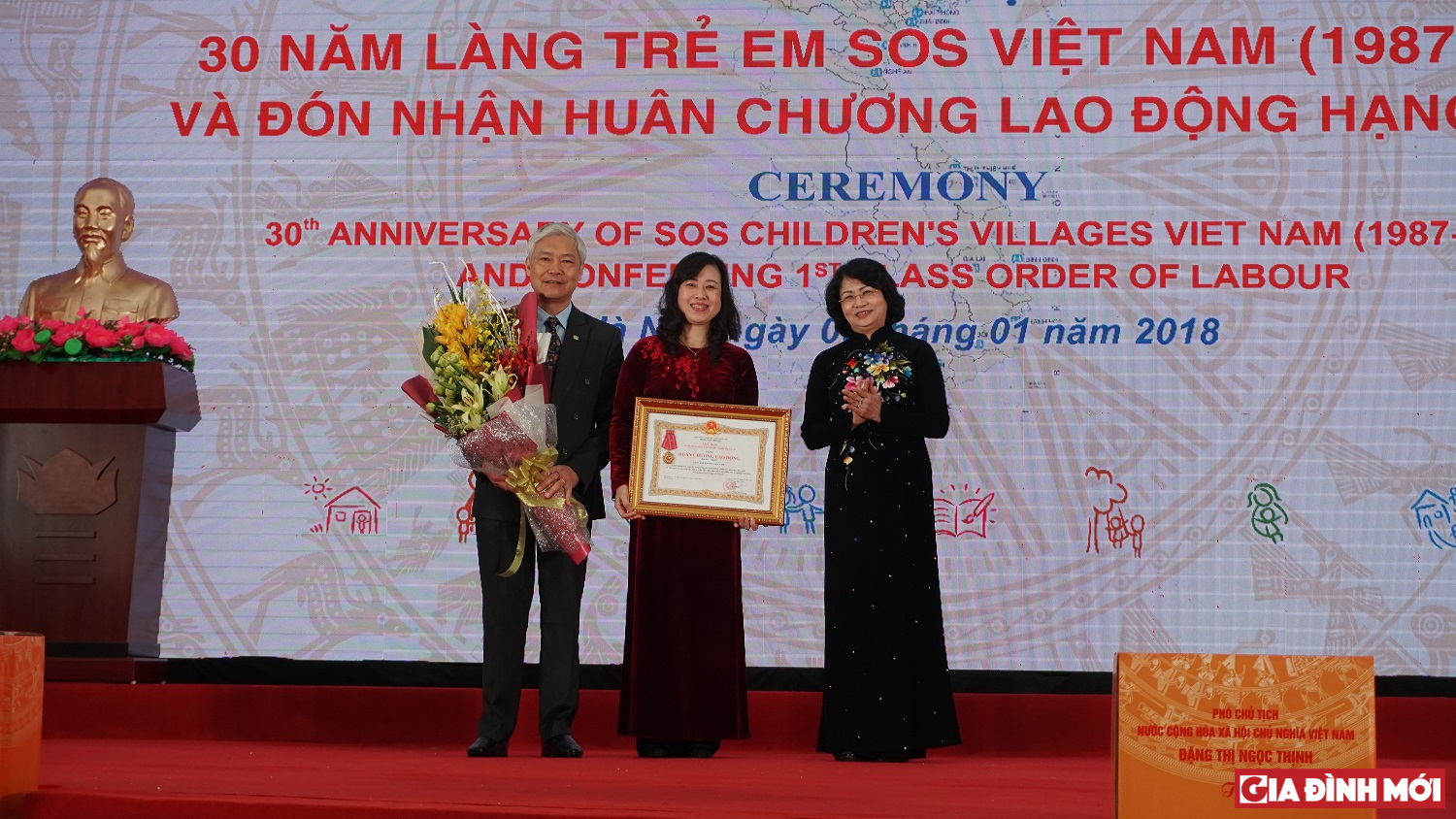 Phó Chủ tịch nước Đặng Thị Ngọc Thịnh (ngoài cùng bên phải) trao Huân chương Lao động Hạng Nhất cho đại diện Làng trẻ em SOS Việt Nam