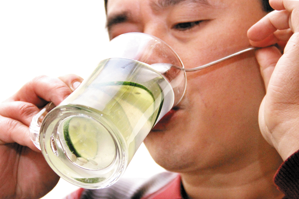   Việc uống nước chanh để thải độc cơ thể có thể gây ra tổn thương cho niêm mạc ruột  