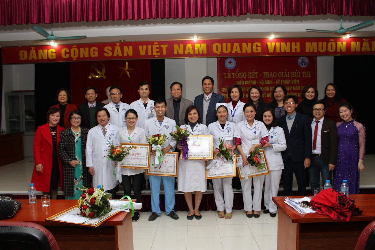 Ban lãnh đạo Bệnh viện Đa khoa Nông Nghiệp tiến hành khen thưởng và trao giải cho các thí sinh