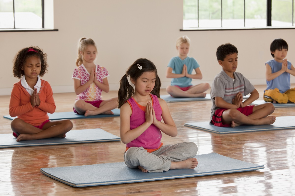 Trẻ thường xuyên tập yoga sẽ giúp phòng và hỗ trợ điều trị cong vẹo cột sống