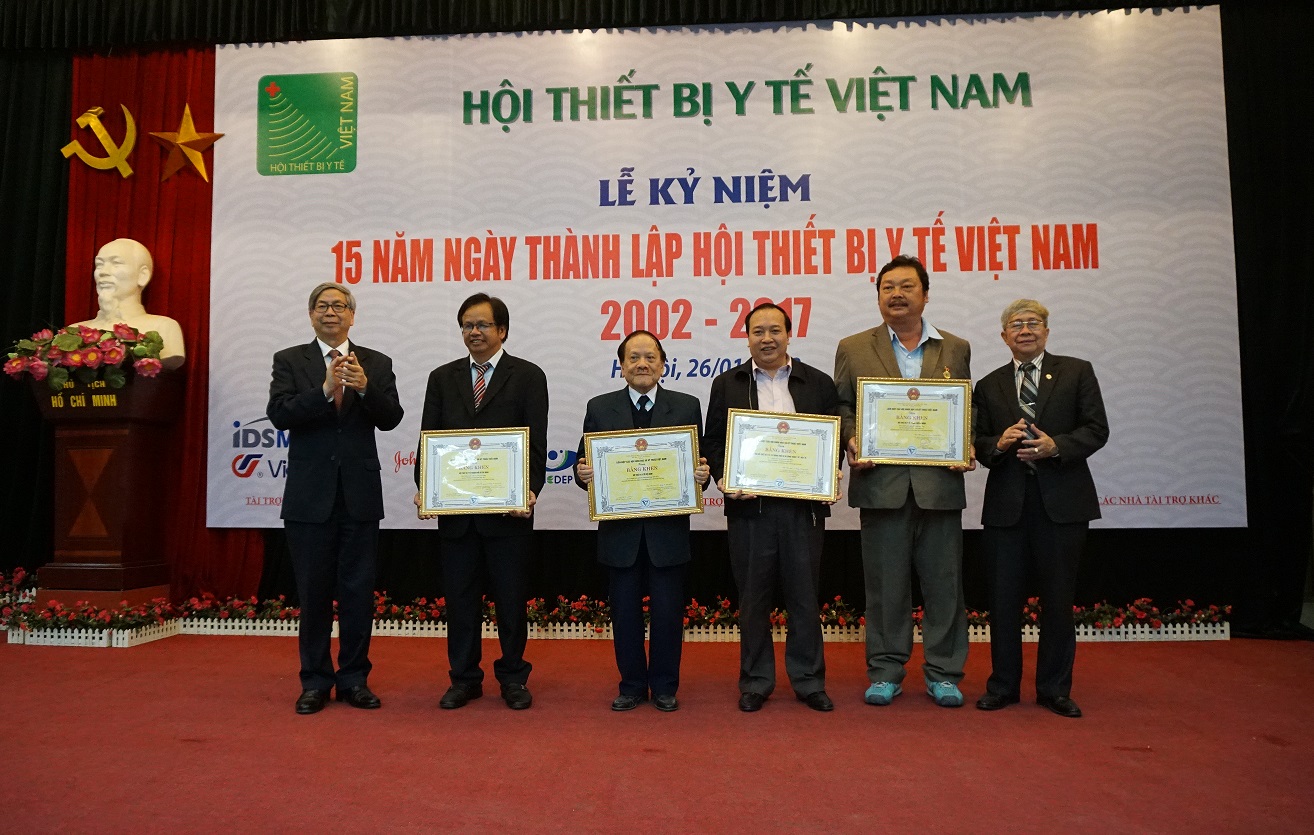 Các cá nhân và tập thể có thành tích xuất sắc nhận bằng khen của Bộ trưởng Bộ Y tế và bằng khen của Liên hiệp các hội Khoa học và Kỹ thuật Việt Nam