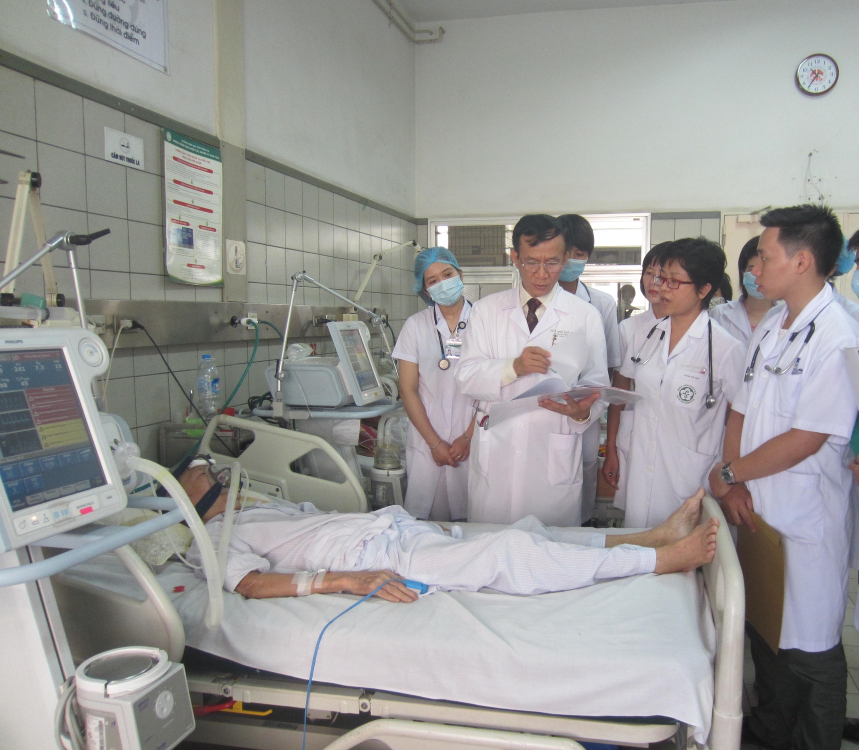 GS TS Ngô Quý Châu (thứ 2 từ trái qua) - Phó giám đốc Bệnh viện Bạch Mai, Giám đốc Trung tâm Hô hấp (BV Bạch Mai).