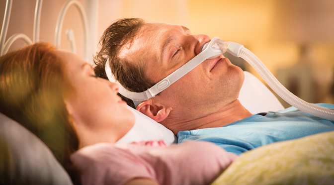 Dùng máy thở áp lực dương trong khi ngủ giúp giảm tình trạng ngáy ngủ và ngưng thở khi ngủ
