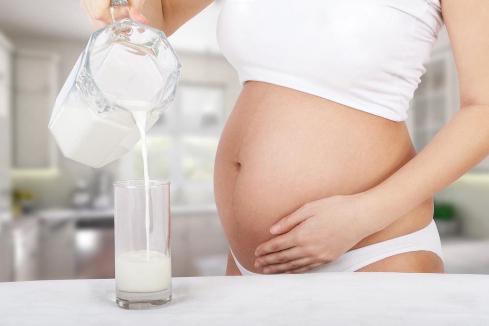 Mẹ bầu uống quá nhiều sữa sẽ làm dư lượng chất bảo quản tích tụ trong cơ thể lớn và gây hại cho cả mẹ và bé