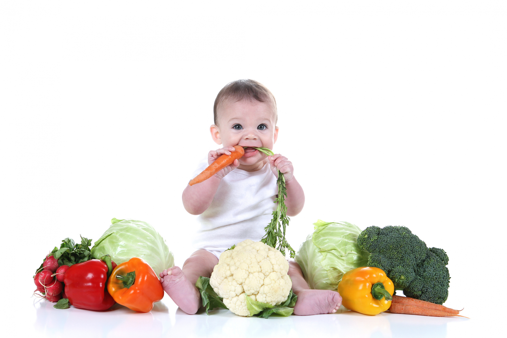 Cha mẹ nên nuôi con cân đối, với chế độ dinh dưỡng có đủ các thành phần để trẻ phát triển toàn diện, khỏe mạnh